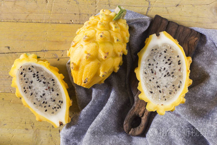 黄pitahaya龙果在木质背景下