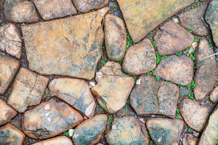 鹅卵石鹅卵石抽象纹理。干涸的池塘生锈的石头