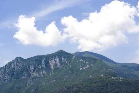 山对蓝天。意大利的高山上有白云的蓝天