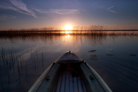 黎明, 船的船头朝向太阳升起在湖之上