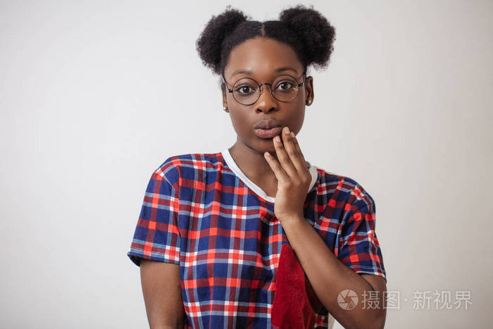 关闭非洲女人的肖像触摸她美丽的丰满的嘴唇