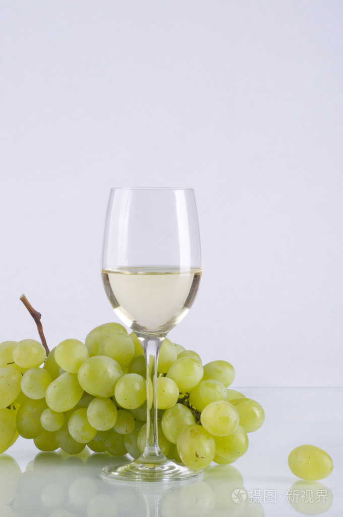 白葡萄酒杯和葡萄