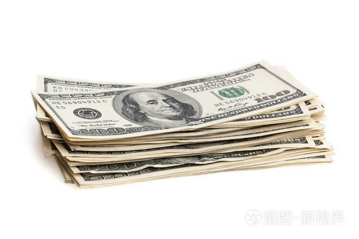 一叠100美元的钞票在白色背景上