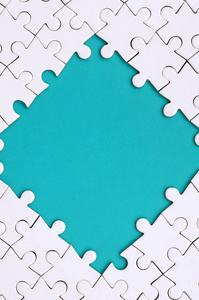 在一个菱形的形式框架, 在蓝色空间周围的白色拼图拼图制作