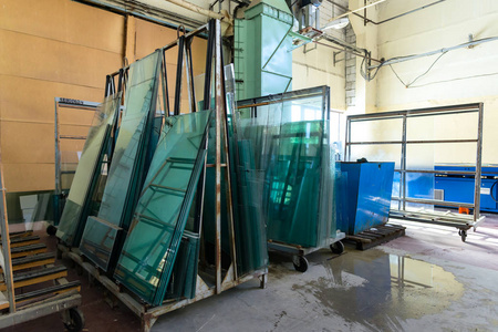 眼镜加工眼镜工业玻璃加工车间照片