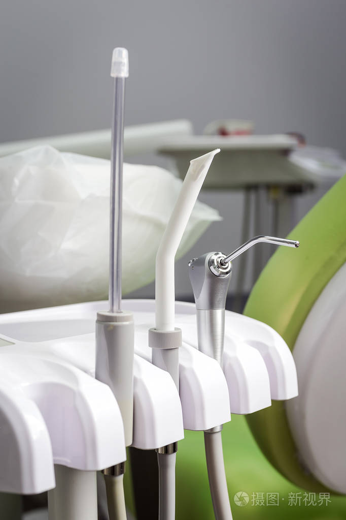 牙科工具在白色背景的顶部视图.口腔 医学