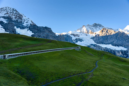 格林德沃和 Jungfraujoch 站之间的著名火车铁路到欧洲的顶部, 瑞士