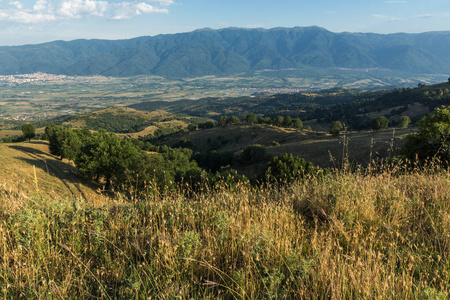 保加利亚布拉戈耶夫格勒地区 Ograzhden 山和 Petrich 河谷的日落景观