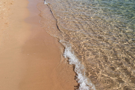 沙滩与平静的海浪