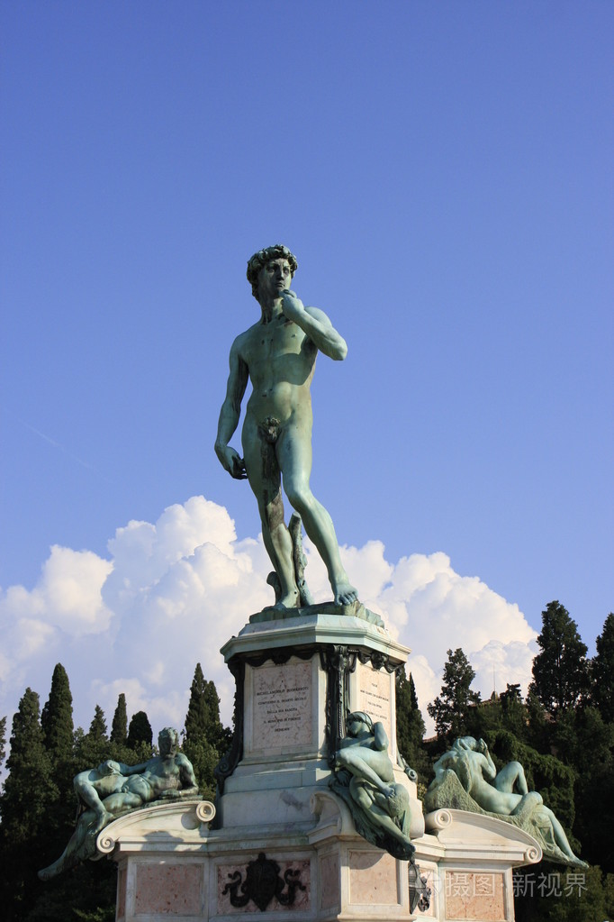 由与蔚蓝的天空佛罗伦萨意大利米开朗基罗的大卫雕像