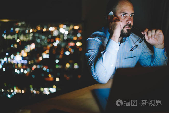 集中的男性企业家电话在加班远程工作与膝上型计算机 周到的商人想在晚上打电话给客户支持服务照片 正版商用图片04wwmr 摄图新视界 集中的男性企业家电话在加班远程工作与膝上型计算机 周到的商人想在晚上打电话给客户支持服务照片 正版商用图片04wwmr 摄图新视界