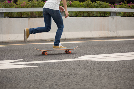 高速滑板 sakteboarding 的裁剪图像