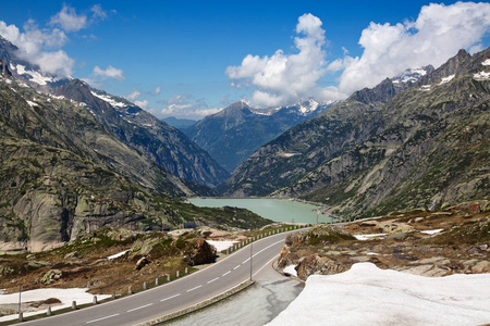 蛇纹石路连接的高山通行证 Furka 并且 Grimsel 在瑞士阿尔卑斯