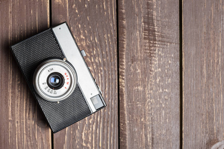 木桌背景上的旧复古相机