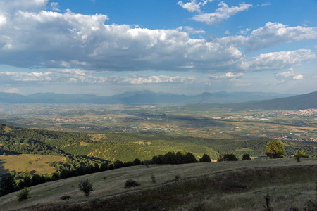 保加利亚布拉戈耶夫格勒地区 Ograzhden 山和 Petrich 河谷的日落景观