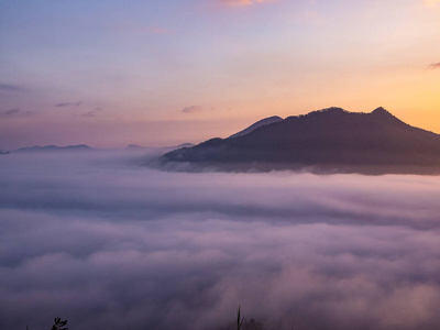 在泰国黎省的 Thok 山, 美丽的雾海景观。清晨的日出