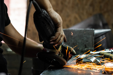 男性金属工人抛光和中世纪装甲西装的定稿件照片