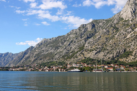 港口和老城 Kotor 景观黑山