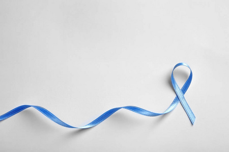 白色背景蓝色丝带, 顶部视图。癌症意识