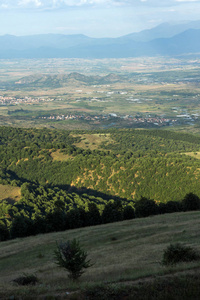保加利亚布拉戈耶夫格勒地区 Ograzhden 山和 Petrich 河谷的日落景观