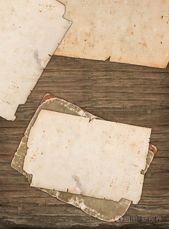 皱旧报纸上一个木制的背景
