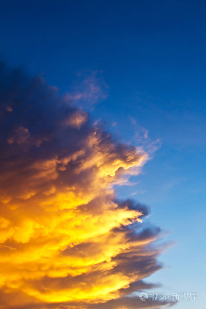 橙色和黄色的颜色日落在蓝天上