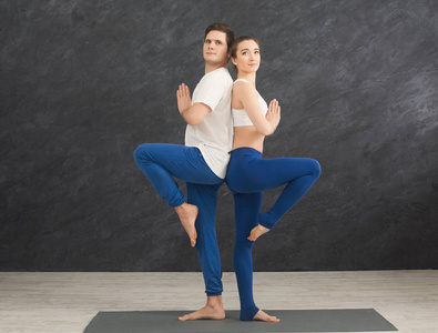 情侣训练瑜伽的平衡姿势, 回到后面照片