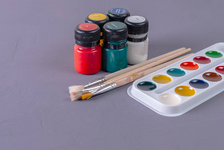 桌子上的水彩颜料和画笔的艺术家