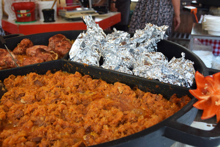 一碟卷心菜, 一盘猪肉和土豆在野餐时用铝箔烤成的。