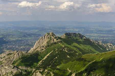 Giewont 峰在扎科帕内的背景下。Tatra 山。波兰