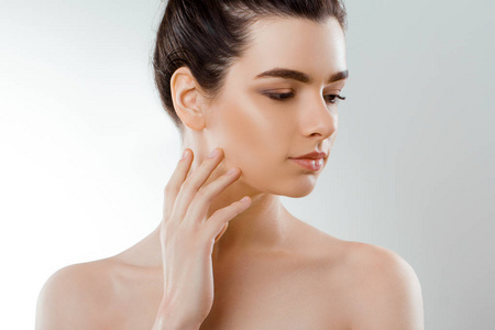 美丽的女人用天然的妆摸自己的脸.干净新鲜皮肤的女孩.特写.美容.