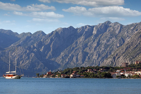 帆船驶过 Kotor 湾黑山