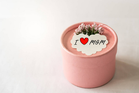 母亲节快乐的概念。礼品盒和花, 纸标签与我爱妈妈文本