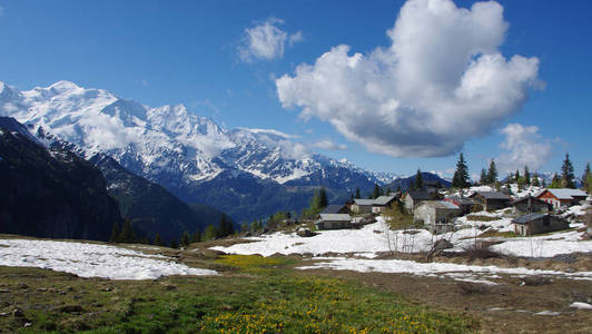 夏天的阿尔卑斯山在 Francemont 与一个山区避难所村庄