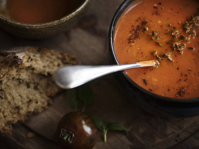 近距离番茄汤食品摄影食谱创意