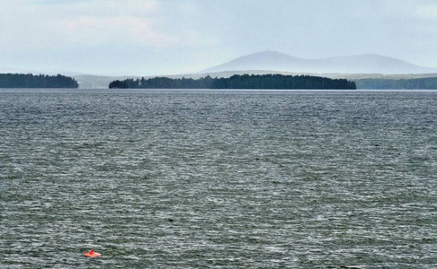 薄雾遥远的岸边的湖泊, 被视为乌拉尔山脉