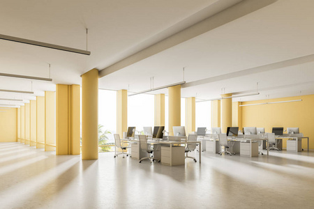 宽敞的黄墙办公室内部设有混凝土地板阁楼窗户和一排电脑桌。侧面视图。3d 渲染模拟