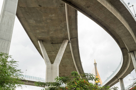 这座美丽的普密蓬桥坐落在泰国首都。