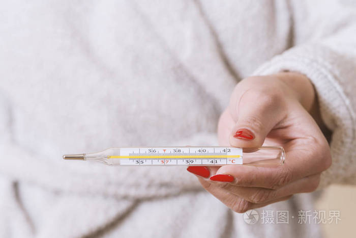 手持体温计的妇女, 在患流感时测量体温照片-正版商用图片04xap5-摄图