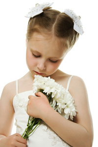 美丽的女孩在一朵花白色连衣裙