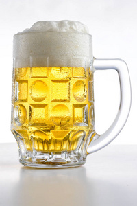 啤酒杯一杯淡新鲜啤酒, 泡沫和水滴