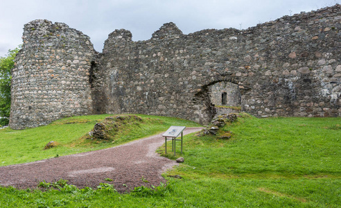 Torlundy, 苏格兰2012年6月11日 自然石门对 Inverlochy 城堡在威廉堡附近。绿草和灰色的天空。大长天