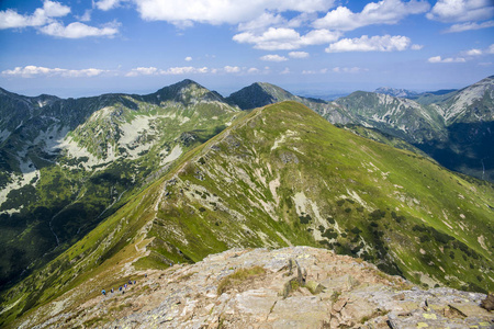 Baraniec 的山路, 是斯洛伐克西部 Tatras 的最高山峰之一。斯洛伐克 Tatra 山美丽的风景在途中到山小屋