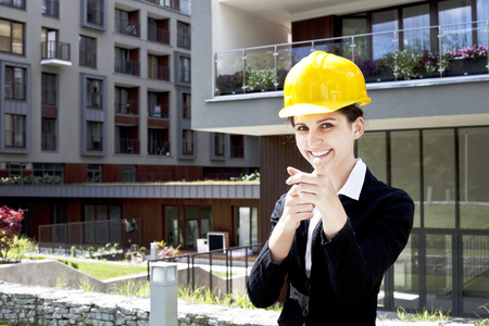 女建筑工程师显示建筑