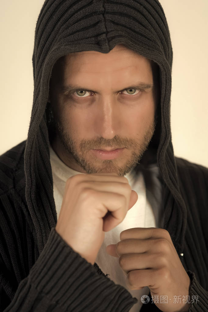 英俊的男人脸.男子战斗机与严肃的面孔拳头拳