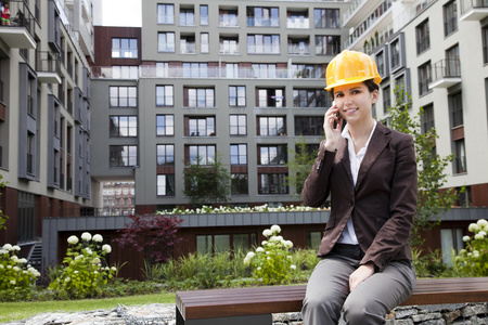 女建筑工程师显示建筑