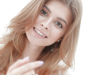 一个微笑的年轻女子，与淡妆的特写肖像