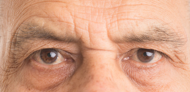 眼睛的男人图片