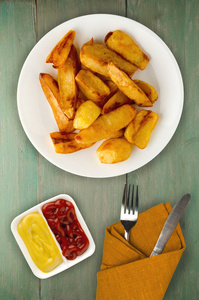 法式薯条, 有木制背景的番茄酱。盘子上的法式薯条