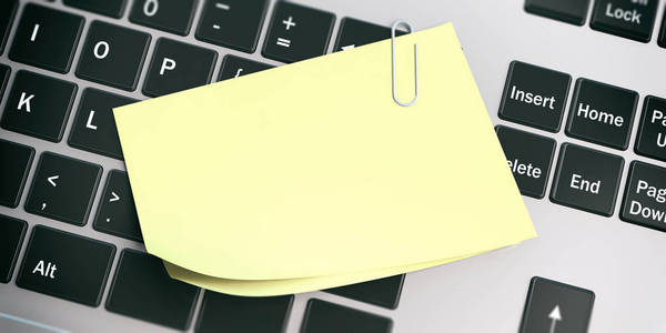 办公室提醒概念。黄色粘纸条与回形针在笔记本电脑背景, 复制空间。3d 插图